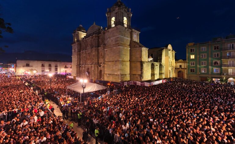  Más de 35 mil personas cantan al amor y la nostalgia en una sola voz con Siddhartha