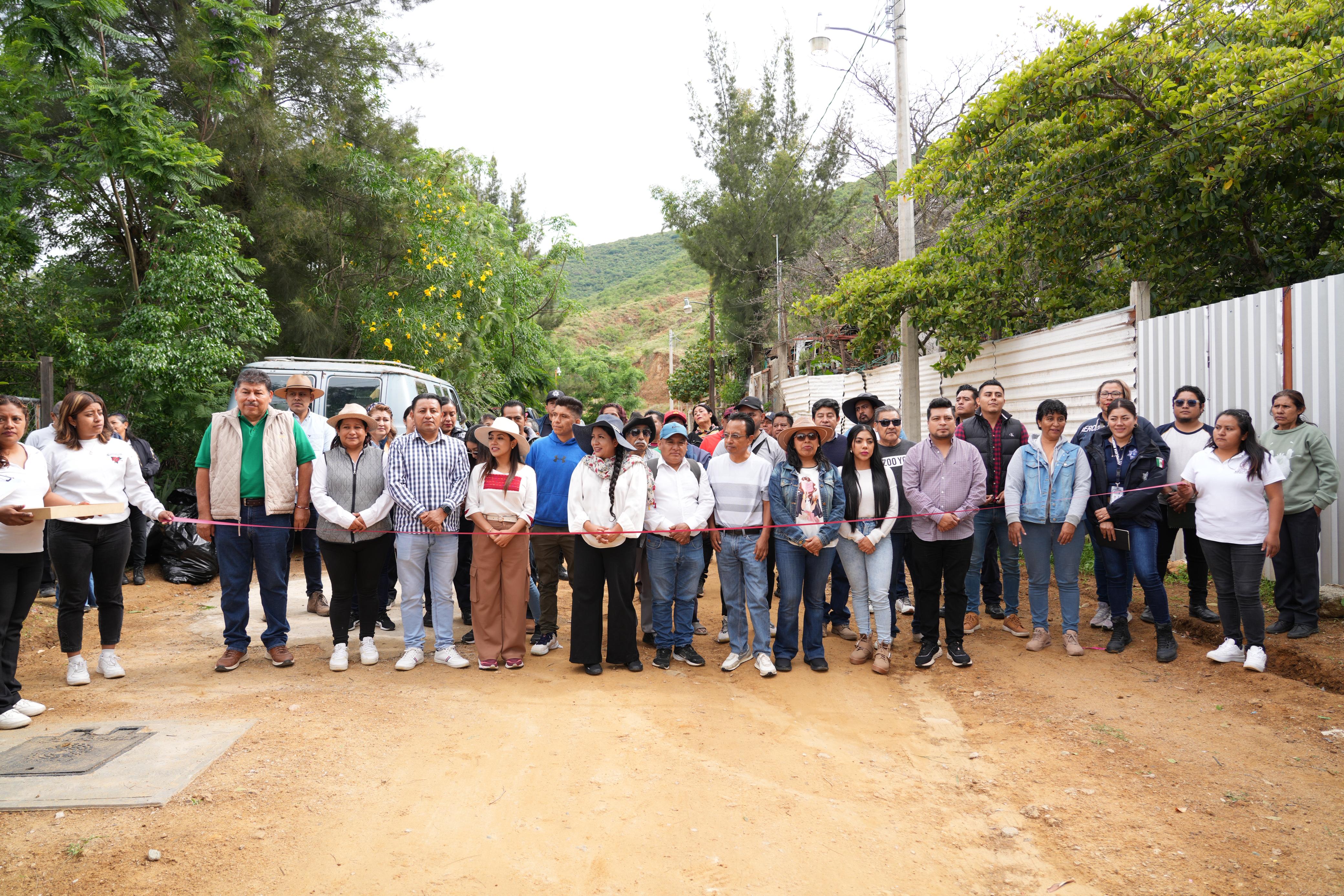  Nancy Benítez entrega obras de electrificación en tres colonias de Xoxocotlán
