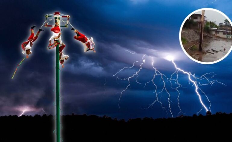  Un rayo parte el palo de la Danza de los Voladores en Cuetzalan, Puebla