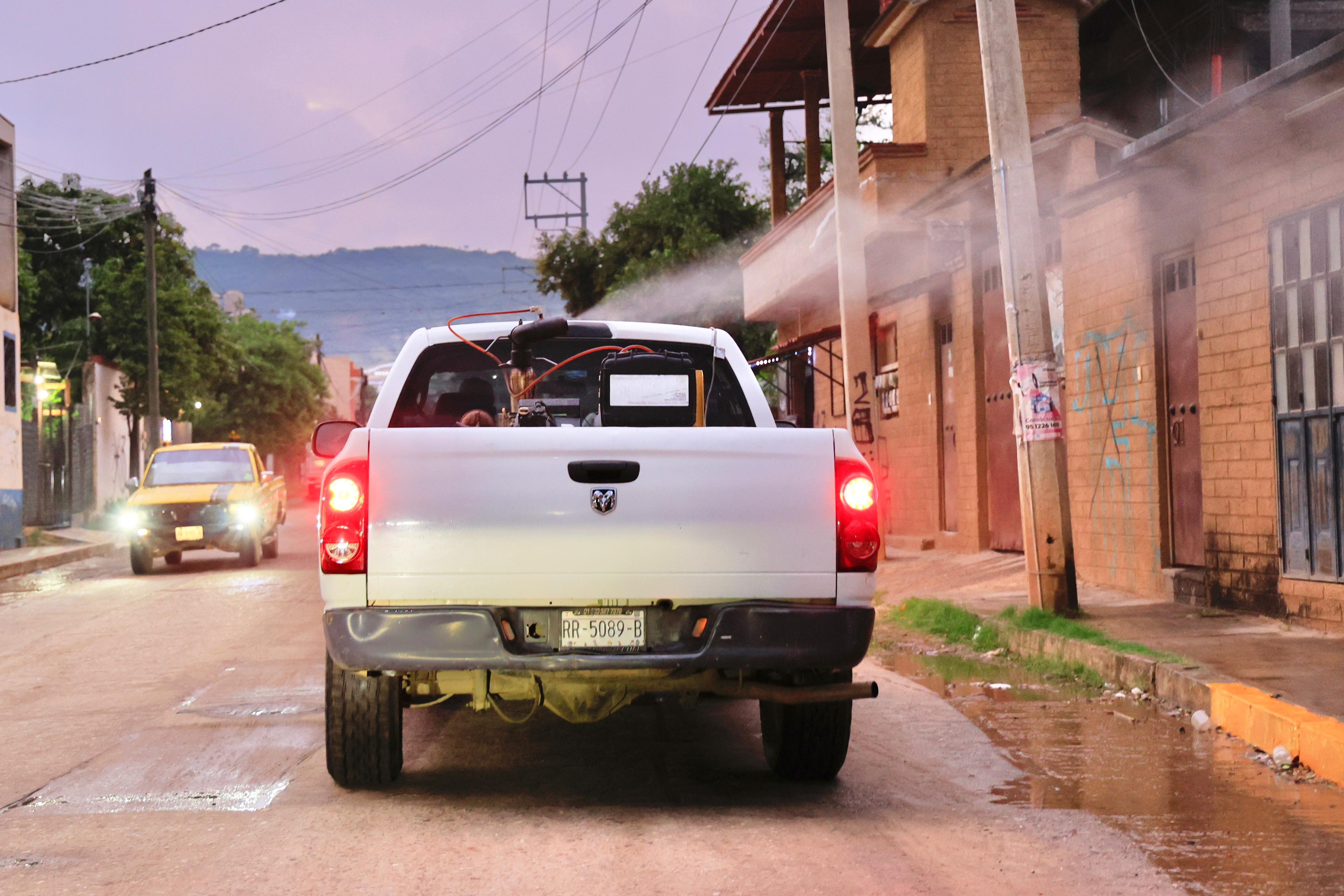  Intensifican medidas contra el dengue en Xoxocotlán; nebulizan 21 puntos en un mes