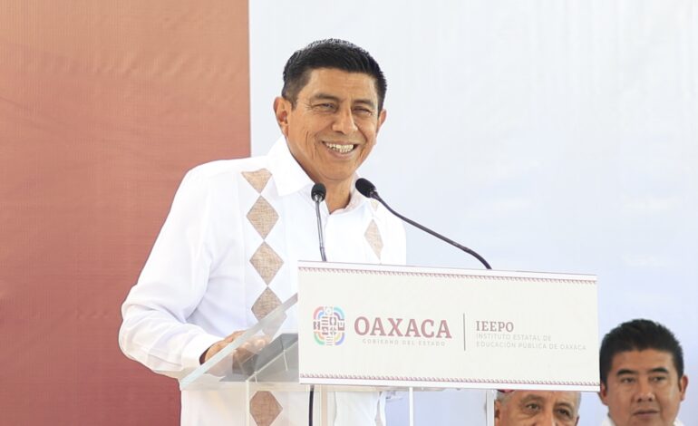  Con inversión de más de 8 mdp, Salomón Jara Cruz entrega mobiliario a 60 escuelas de la Sierra de Juárez