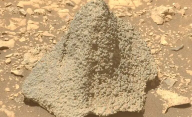 ¿Descubrieron un casco alienígena en Marte? La NASA detecta un misterioso e inquietante objeto