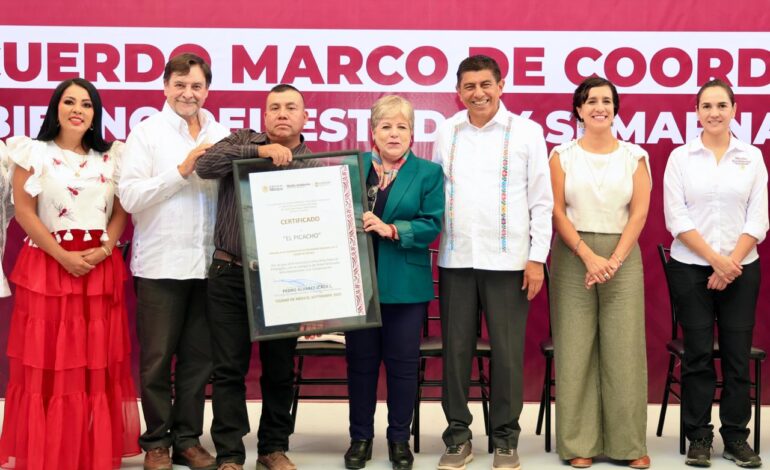  Entrega Salomón Jara Cruz 5 certificados a comunidades que se integran a conservación voluntaria de Áreas Naturales Protegidas de Oaxaca