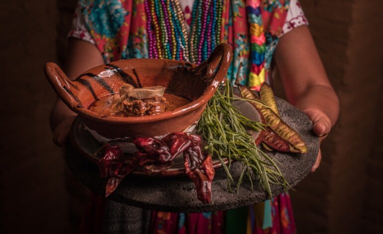  Inicia Guelaguetza Ñuu Savi y el Festival del Mole de Caderas en la ciudad de Oaxaca