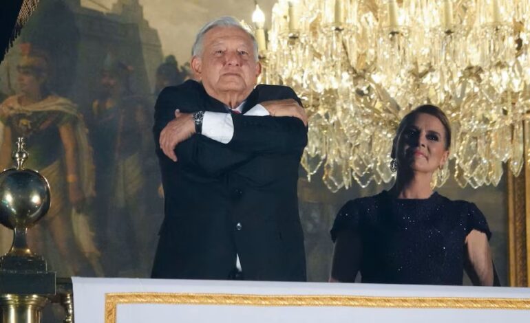  Gutiérrez Müller regala un libro enviado por AMLO en la FIL del Zócalo de la CDMX