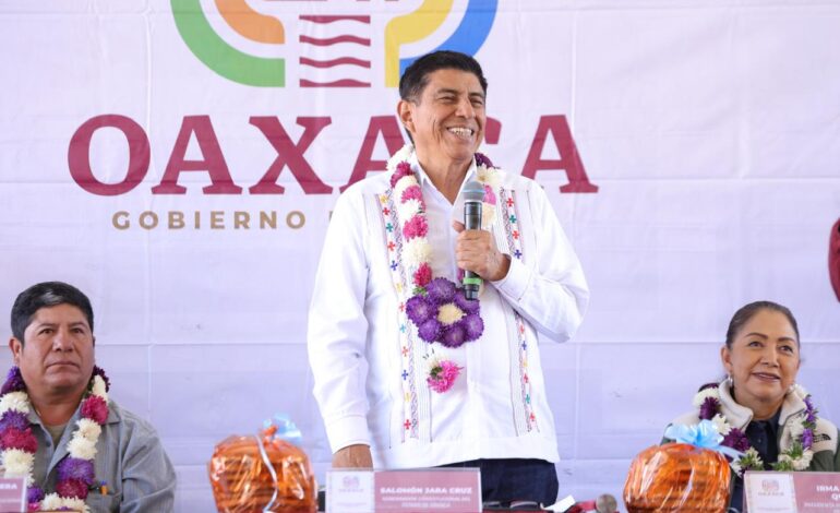  Equipa Salomón Jara Cruz 3 escuelas de San Pedro Mixtepec con computadoras y mobiliario