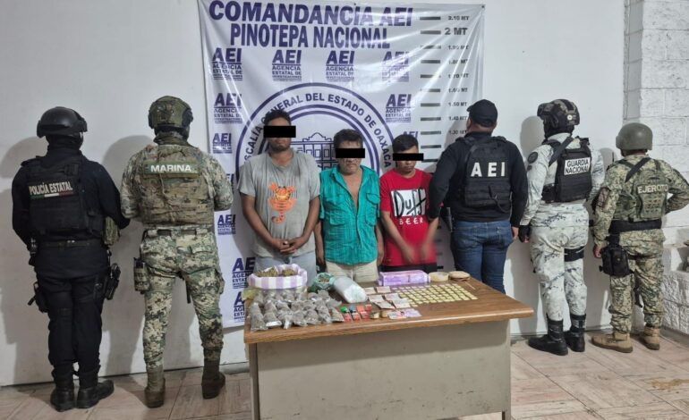  Realizan cateos simultáneos en puntos de narcomenudeo en Pinotepa Nacional: detienen a tres, aseguran drogas y dinero en efectivo
