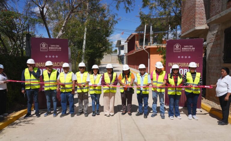  Obras de pavimentación transforma la vida diaria de xoxeñas y xoxeños