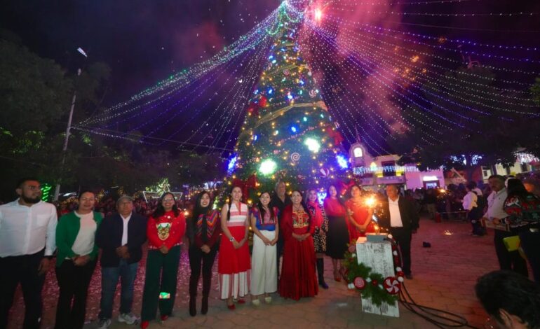  ¡La Navidad ilumina a Xoxocotlán! Encienden árbol navideño