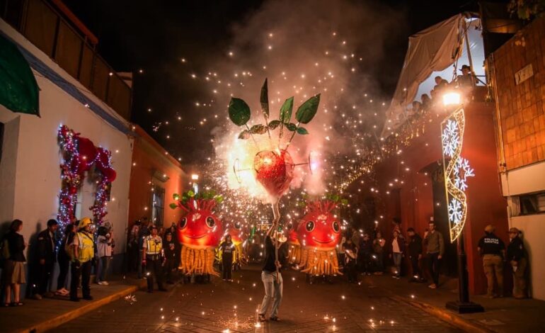  Cerca de 10 mil personas celebran el Convite de la Noche de Rábanos 2025 en Oaxaca