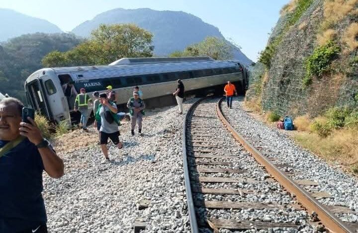  Se descarrila tren del Corredor Interoceánico en el Istmo de Oaxaca; viajaban 241 pasajeros y nueve tripulantes