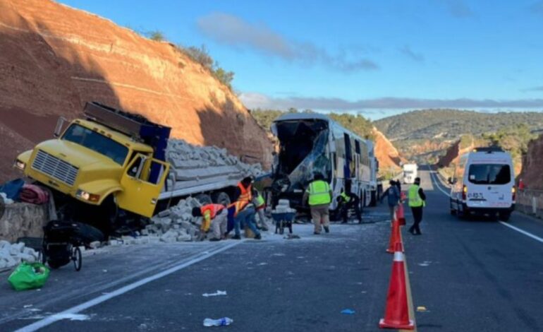  Choque entre autobús y camión de carga deja dos muertos en Oaxaca