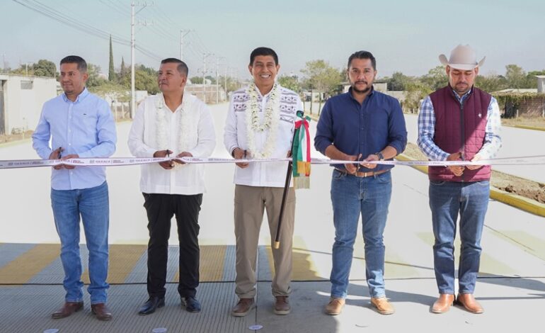 Mejora Gobernador de Oaxaca movilidad de más de 14 mil habitantes de Zimatlán de Álvarez con pavimentación de avenida Del Ferrocarril