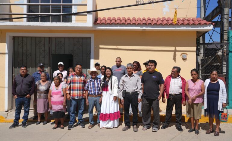  Nancy Benítez entrega luminarias en la colonia Rufino Tamayo de Xoxocotlán
