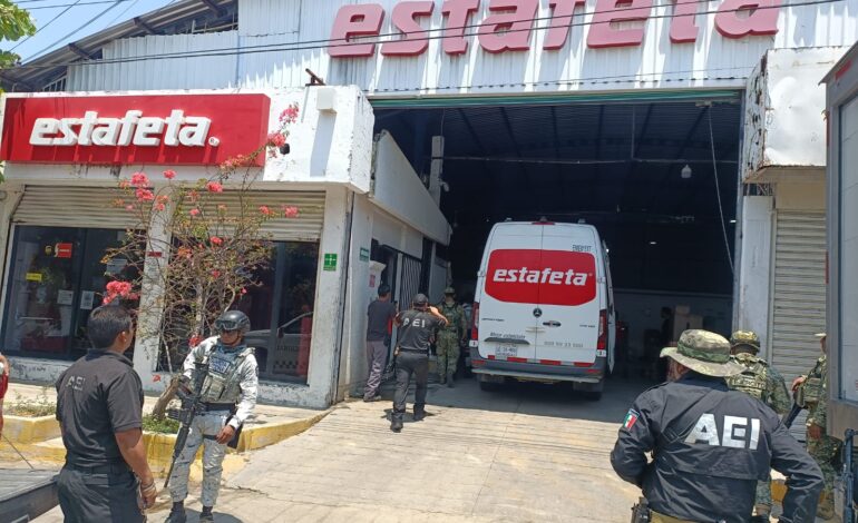  Encuentran drogas, armas y cartuchos en operativo simultáneo en paqueterías de Oaxaca; investigan a remitentes