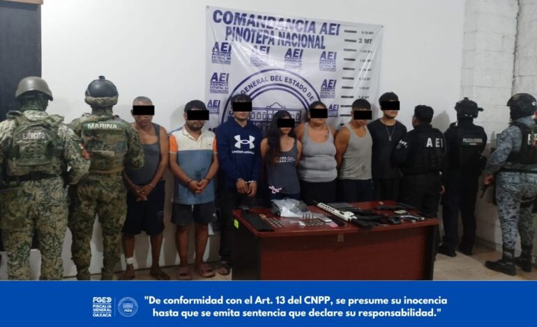  Detienen a siete personas y aseguran armas, droga y vehículos durante cateo en Pinotepa Nacional