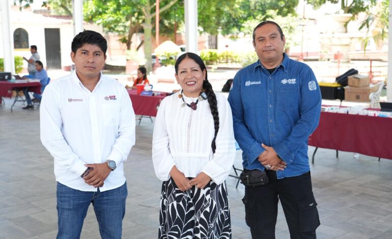 Llegan a las familias xoxeñas beneficios de las Caravanas Ve’e Tata