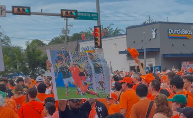 Aficionados mexicanos invaden Houston y le recuerdan a Países Bajos el “No era penal”